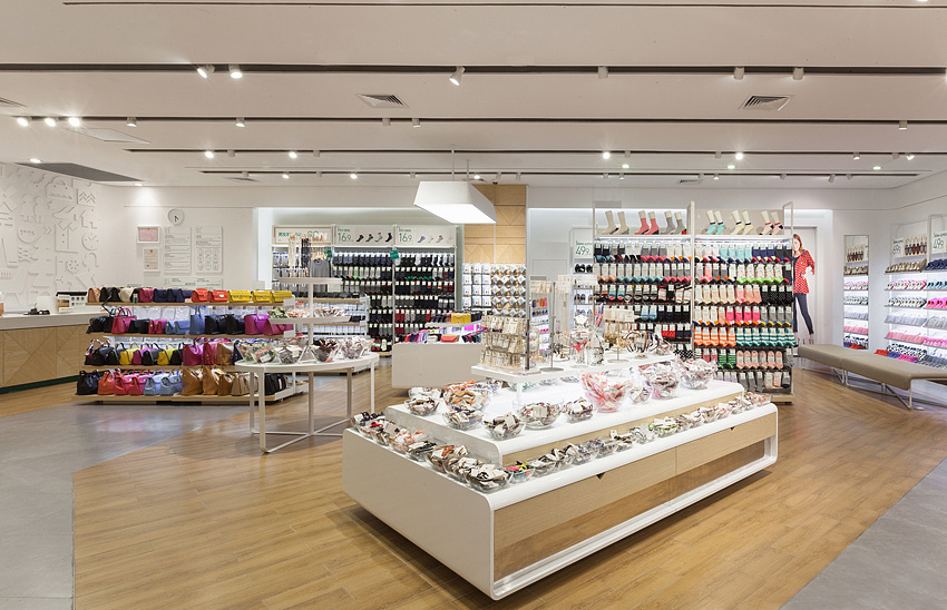 320平米商場(chǎng)服飾專(zhuān)賣(mài)店裝修效果圖