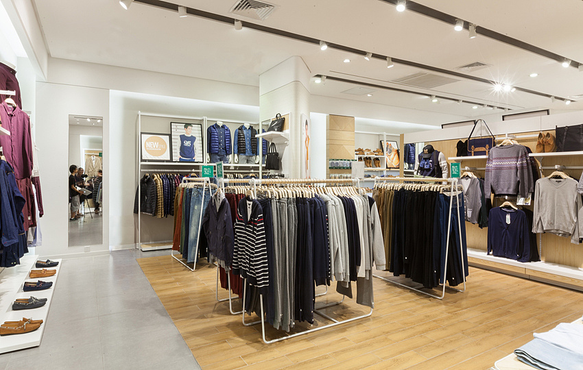 320平米商場(chǎng)服飾專(zhuān)賣(mài)店裝修效果圖