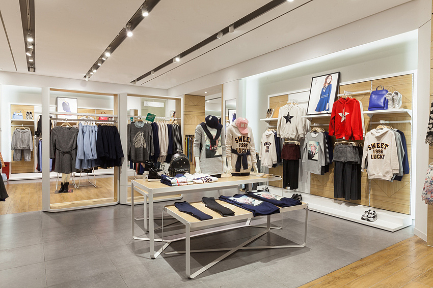 320平米商場(chǎng)服飾專(zhuān)賣(mài)店裝修效果圖