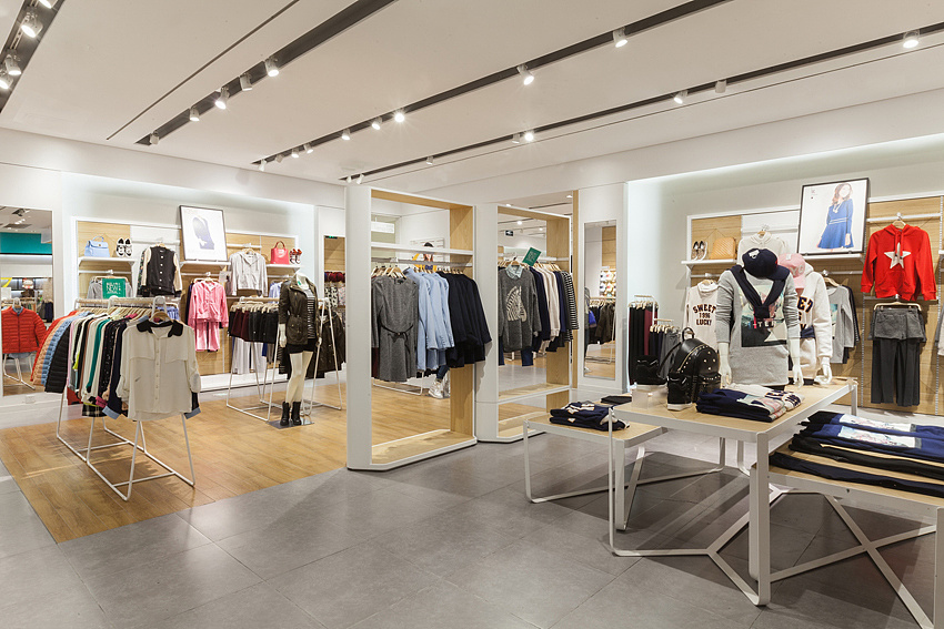 320平米商場(chǎng)服飾專(zhuān)賣(mài)店裝修效果圖