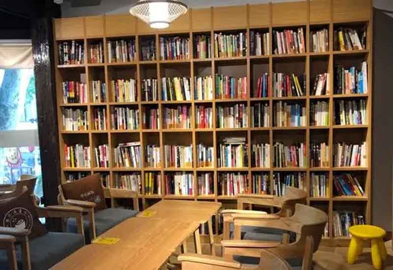 　　在快節(jié)奏的現(xiàn)代生活中，書(shū)店不僅是售賣(mài)書(shū)籍的場(chǎng)所，更是人們心靈棲息的港灣。對(duì)于鄭州的書(shū)店而言，如何通過(guò)裝修設(shè)計(jì)營(yíng)造濃郁的書(shū)香氛圍，打造舒適宜人的閱讀區(qū)，成為吸引讀者、提升競(jìng)爭(zhēng)力的關(guān)鍵。接下來(lái)，就從多個(gè)維度為你解析鄭州書(shū)店?duì)I造書(shū)香氛圍與舒適閱讀區(qū)的設(shè)計(jì)方案。  　　1、整體布局規(guī)劃：打造流暢閱讀動(dòng)線(xiàn)  　　合理的整體布局是營(yíng)造良好閱讀體驗(yàn)的基礎(chǔ)。鄭州書(shū)店在設(shè)計(jì)時(shí)，可采用開(kāi)放式與半開(kāi)放式相結(jié)合的布局。將暢銷(xiāo)書(shū)、熱門(mén)書(shū)籍放置在入口顯眼位置，吸引讀者目光;按照文學(xué)、社科、兒童等不同類(lèi)別劃分書(shū)籍陳列區(qū)域，每個(gè)區(qū)域設(shè)置清晰的指示牌。同時(shí)，在各個(gè)區(qū)域間留出寬敞的通道，避免擁擠雜亂，形成流暢的閱讀動(dòng)線(xiàn)。此外，可設(shè)置獨(dú)立的文創(chuàng)產(chǎn)品區(qū)、咖啡休閑區(qū)，與書(shū)籍陳列區(qū)相互呼應(yīng)，既豐富書(shū)店業(yè)態(tài)，又能引導(dǎo)讀者自然穿梭于不同空間，延長(zhǎng)停留時(shí)間。  　　2、色彩與燈光設(shè)計(jì)：烘托靜謐書(shū)香氛圍  　　色彩和燈光對(duì)書(shū)店氛圍的營(yíng)造起著至關(guān)重要的作用。在色彩選擇上，應(yīng)以沉穩(wěn)、寧?kù)o的色調(diào)為主，墻面可選用米白色、淺灰色等淡雅色彩，搭配木質(zhì)書(shū)架的暖棕色，營(yíng)造出溫馨而不失莊重的氛圍。燈光設(shè)計(jì)則需兼顧功能性與氛圍營(yíng)造，采用柔和的暖光作為基礎(chǔ)照明，均勻照亮整個(gè)書(shū)店空間;在書(shū)架區(qū)域設(shè)置局部射燈，突出書(shū)籍陳列，方便讀者查找;閱讀區(qū)的燈光要更加柔和，可使用臺(tái)燈、落地?zé)舻龋苊鈴?qiáng)光直射，為讀者打造靜謐舒適的閱讀環(huán)境，讓讀者沉浸在書(shū)香之中。  　　3、閱讀區(qū)細(xì)節(jié)設(shè)計(jì)：提升舒適閱讀體驗(yàn)  　　舒適的閱讀區(qū)是書(shū)店留住讀者的核心。閱讀區(qū)的座椅選擇至關(guān)重要，應(yīng)采用符合人體工程學(xué)的沙發(fā)、靠椅，搭配柔軟的坐墊和靠枕，確保讀者長(zhǎng)時(shí)間閱讀不易產(chǎn)生疲勞感。閱讀桌椅的高度要合理搭配，桌面寬敞，方便讀者放置書(shū)籍和飲品。同時(shí)，在閱讀區(qū)設(shè)置充足的電源插座和 USB 接口，滿(mǎn)足讀者電子設(shè)備充電需求。此外，閱讀區(qū)的隔音設(shè)計(jì)也不容忽視，可采用吸音材料裝飾墻面和天花板，減少外界噪音干擾，為讀者提供安靜的閱讀空間。  　　4、文化元素融入：強(qiáng)化書(shū)店獨(dú)特氣質(zhì)  　　融入豐富的文化元素能讓書(shū)店更具辨識(shí)度和吸引力。鄭州有著深厚的歷史文化底蘊(yùn)，書(shū)店可將本地文化特色融入裝修設(shè)計(jì)中。例如，在墻面裝飾上展示鄭州的歷史建筑、文化名人等圖片或繪畫(huà);設(shè)置本土文化書(shū)籍專(zhuān)區(qū)，陳列與鄭州相關(guān)的歷史、民俗、藝術(shù)等書(shū)籍;還可定期舉辦與鄭州文化相關(guān)的講座、讀書(shū)分享會(huì)等活動(dòng)，讓書(shū)店成為傳播本土文化的平臺(tái)。此外，通過(guò)擺放藝術(shù)擺件、懸掛書(shū)法作品等方式，提升書(shū)店的文化品味，強(qiáng)化其獨(dú)特氣質(zhì)，讓讀者在閱讀之余，也能感受到文化的熏陶。  　　鄭州書(shū)店通過(guò)科學(xué)的整體布局規(guī)劃、巧妙的色彩燈光設(shè)計(jì)、貼心的閱讀區(qū)細(xì)節(jié)處理以及豐富的文化元素融入，能夠成功營(yíng)造出濃厚的書(shū)香氛圍與舒適的閱讀區(qū)。這樣的設(shè)計(jì)不僅能滿(mǎn)足讀者對(duì)高品質(zhì)閱讀環(huán)境的需求，還能讓書(shū)店成為城市文化的重要載體，吸引更多讀者走進(jìn)書(shū)店，享受閱讀的樂(lè)趣，為鄭州的文化建設(shè)與發(fā)展貢獻(xiàn)力量。