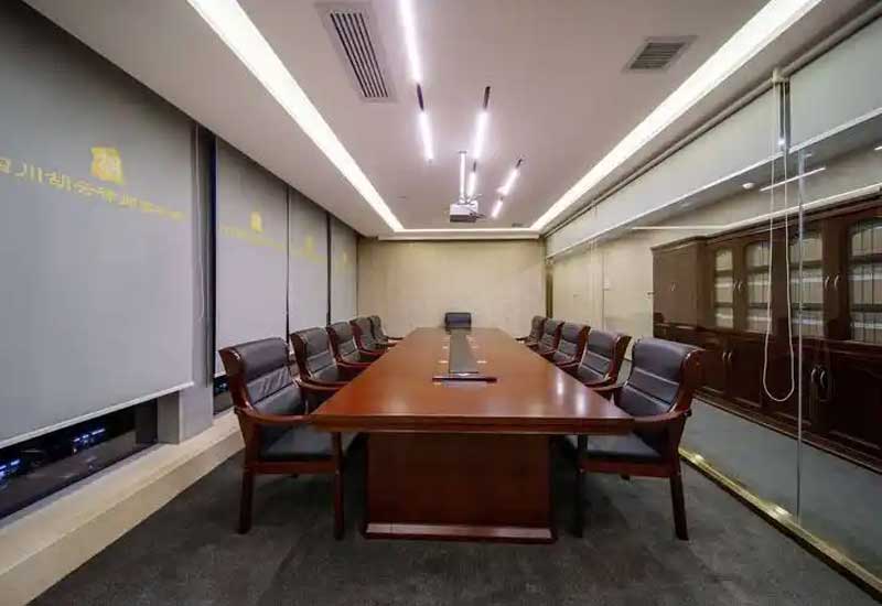 鄭州律師事務(wù)所裝修如何營造專業(yè)感?胡桃木+黃銅