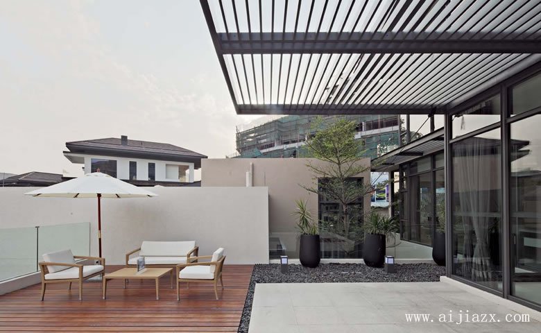 雅逸閑適的現(xiàn)代風(fēng)格別墅陽(yáng)臺(tái)裝修效果圖