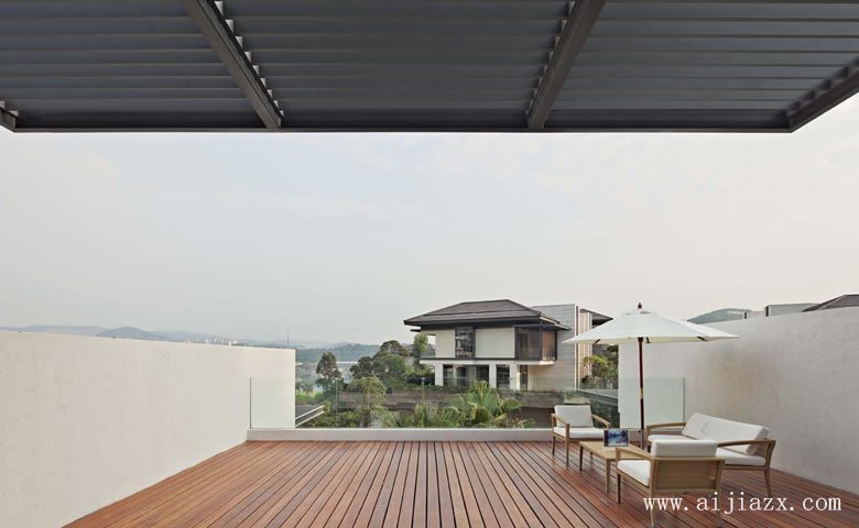 簡(jiǎn)單大方的現(xiàn)代風(fēng)格別墅陽(yáng)臺(tái)裝修效果圖