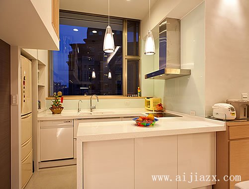 開(kāi)闊大方的現(xiàn)代風(fēng)格小型復(fù)式廚房裝修效果圖